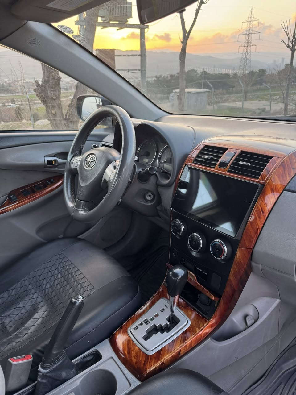 توێتا کرۆلا ٢٠١٠ مواسەفات ئەمریکی 
بێ بۆیاخ 
سەنەوی تا ٢٠٢٩ تازەیە
تەقەو ڕەقە گێر مەکینە ساردی گەرمی بە شەرت 
ناوفۆڕمیکا
کامێرەو شاشە 
هەمووگیانی بە شەرت تایە لۆکە 
بەناوی خۆمەوەیە 
سێ ساڵە لای خۆمە ماڵی دۆستە 
سعری ١١٠ گەلا 
***********
