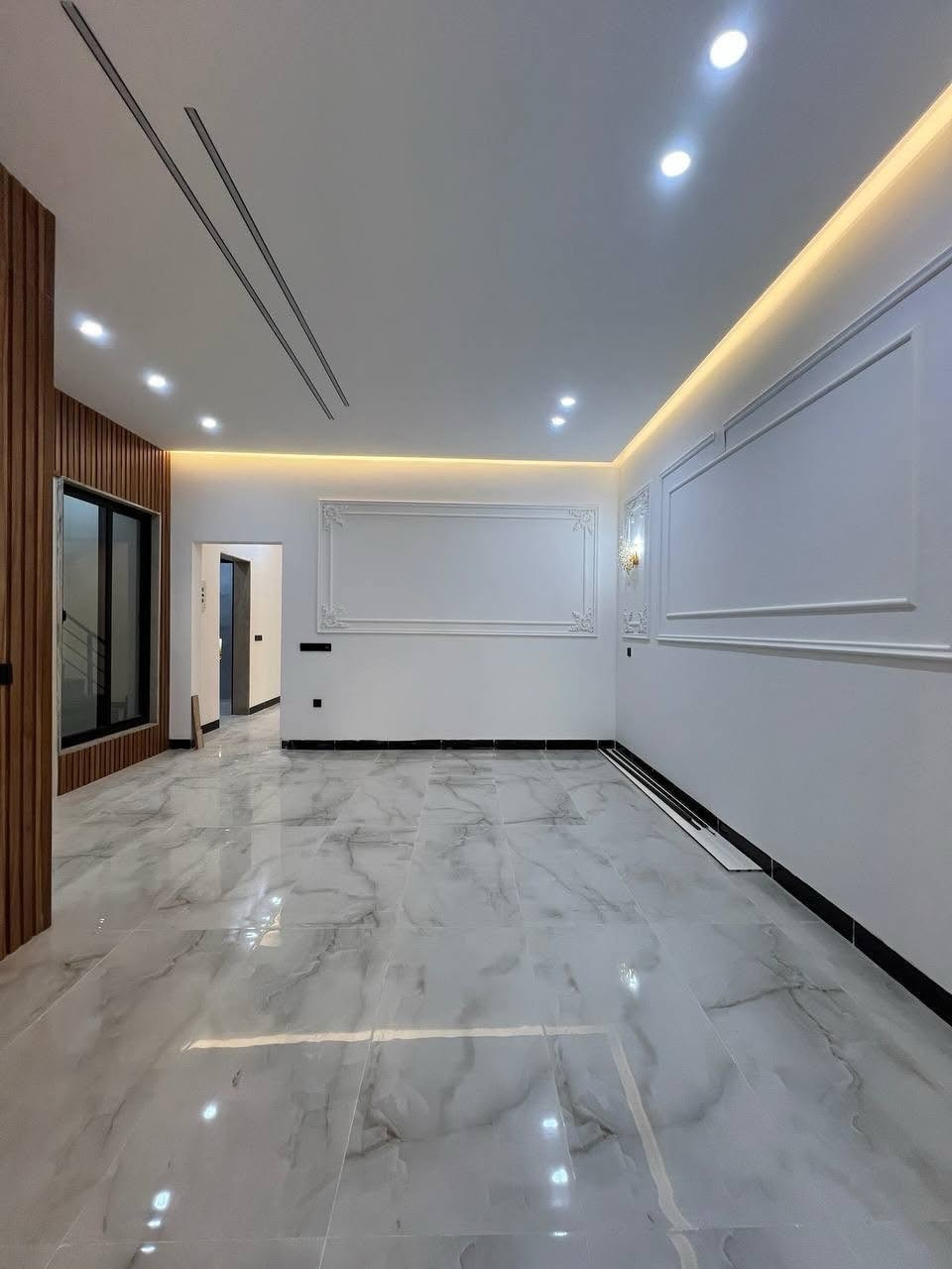 🏡 بيت زيرو للبيع – حي الصديق الأولى 🏡

✨ فرصة مميزة لامتلاك منزل حديث بتصميم راقٍ وتشطيبات فاخرة في أحد أفضل مواقع حي الصديق الأولى.

📍 الموقع: قرب شارع 20
📐 المساحة: 175 متر
📏 الواجهة: 7.75 متر
🧭 الاتجاه: غروب
🛣️ شارع بعرض 12 متر

📲 لمعرفة الأسعار والصور وأحدث العروض انضم إلى قناة التليكرام:
https://t.me/+CvAR_-mqjcM2N2M6

🏠 يتكون من طابقين:

🔹 الطابق الأول:
🛏️ غرفتا نوم (إحداهما سويت)
🛋️ هول
🚪 استقبال
🍽️ مطبخ
🚿 صحيات
🚗 كراج

🔹 الطابق الثاني:
🛏️ 3 غرف نوم (إحداها سويت)
🛋️ هول
🚿 صحيات

⭐ المميزات:
✔️ بناء زيرو بتصميم عصري حديث
✔️ تشطيبات راقية وجودة تنفيذ عالية
✔️ توزيع عملي يوفر الراحة والخصوصية
✔️ موقع هادئ وقريب من الخدمات

📞 للاستفسار:
***********
***********

📍 مكتب السنبلة للاستثمار العقاري
سايدين حي البعث – مقابل حلويات الذهبي
