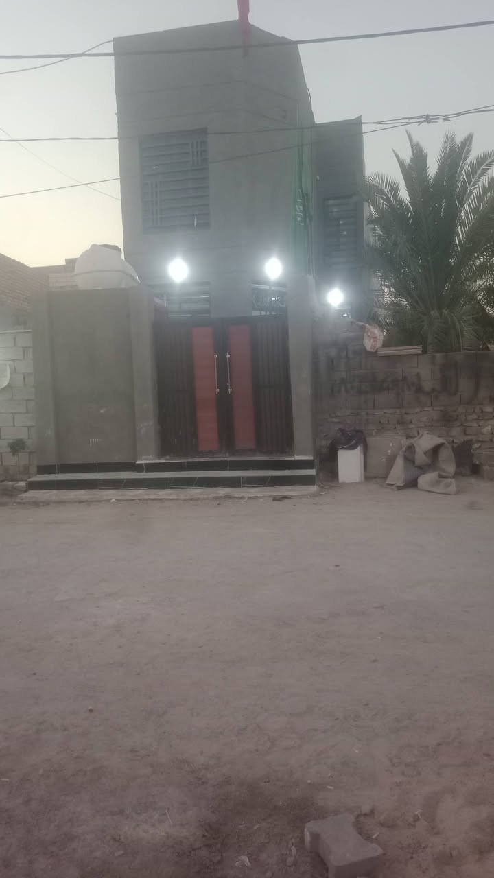 الدار البيع 100م طابقين جديد يتكون من براني و مطبخ مفتوح على صاله جوه وصله فوك وغرفتين  صحيات داخليه و خارجيه موقع الدار بحي لأمين قرب ملعب الخماسي شهيد جمال  *********** بي وتساب

