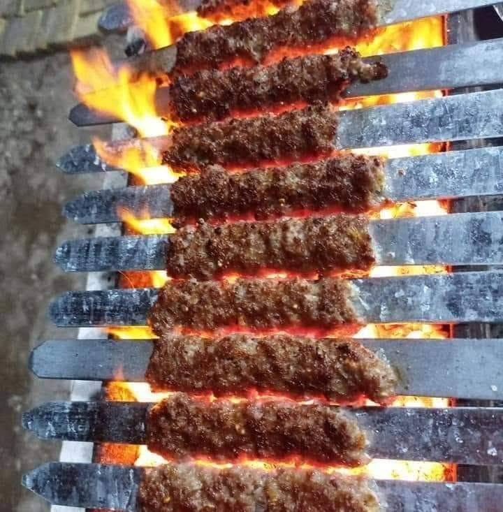 كيلو ٢٠شيش ١٠٠٠٠عشره كباب دجاج
٨٠٠٠ لف دجاجه شوي ذبح مع رجلينها 
٢٠شيش ١٢٠٠٠ كباب لحم 
طرشي والخضره الطماطه
الشوي مجانا *********** آسيا 
*********** أثير 
جمعه مباركة٣ /٧ /٢٠٢٦
