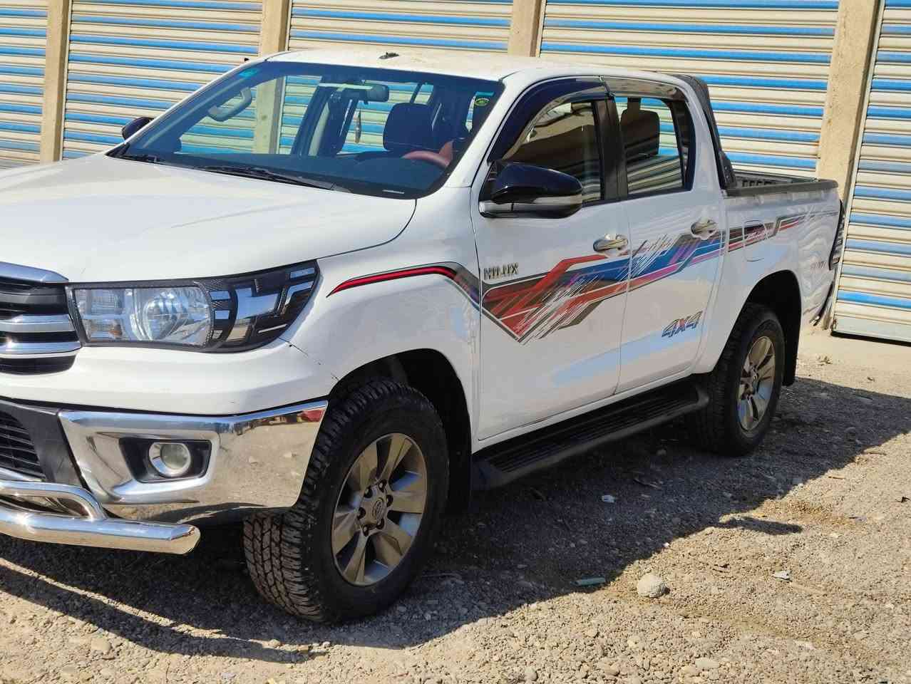 السلام عليكم
للبيع هايلوكس عالي 
 موديل 2016 فول مواصفات 
 رقم بغداد انكليزي بسمي  
 كير اتوماتيك
فور ويل
شاشه كامرا
تبريد قطعتين مع ثلاجه
باقي مواصفاتها معروفه 
سياره مكفوله  بيه جاملغ خلفي صبغ الباقي  مكفول  مكينه  وكير وحداديه  بوضع  شركه  مكان سياره بغداد السعر مناسب  228 بيه  مجال  ***********
