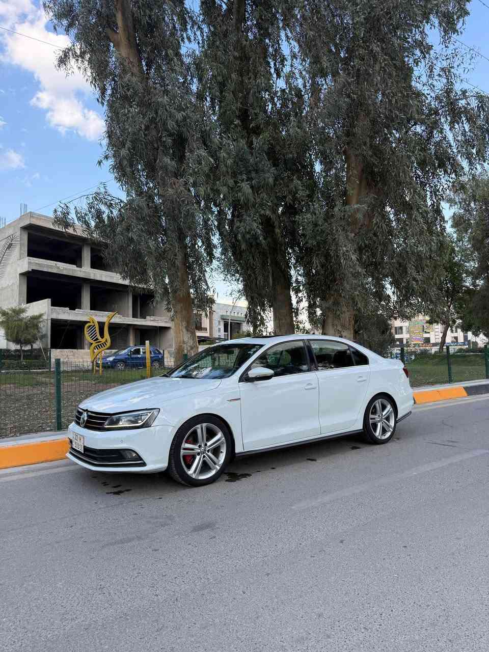 🚘🔥 Volkswagen Jetta GLI 2017 🔥🚘
نسخة رياضية أصلية | 2.0 Turbo | بدون صبغ نهائيًا 🎯

📍 ديالى – بعقوبة
📞 *********** (اتصال / واتساب)

━━━━━━━━━━━━━━━━━━

🔹 الموديل: 2017
🔹 الفئة: GLI الرياضية (Top Sport Trim)
🔹 المحرك: 2.0 Turbo – 4 سلندر قوي واقتصادي ⚡
🔹 الممشى: 109 ألف ميل
🔹 الحالة: بدون صبغ نهائيًا ✔️

━━━━━━━━━━━━━━━━━━
💎 المواصفات والتجهيزات:

✔️ فتحة سقف 🌤️
✔️ بصمة تشغيل + دخول ذكي 🔑
✔️ شاشة كبيرة + Apple CarPlay 📱
✔️ كاميرا خلفية + حساسات أمامية وخلفية 🚨
✔️ مراقبة النقطة العمياء
✔️ نظام فرملة طوارئ
✔️ تدفئة + تبريد مقاعد ❄️🔥
✔️ لوحة قيادة رقمية
✔️ إنارة محيطية داخلية ✨
✔️ مصابيح زينون + LED
✔️ 8 وسائد هوائية 🛡️

━━━━━━━━━━━━━━━━━━

🚀 GLI سيارة شبابية مطلوبة
🚀 ثبات عالي + تسارع ممتع
🚀 مناسبة للاستخدام اليومي والقيادة الرياضية

الفحص مرحّب به بكل شفافية ✔️
السيارة على الواقع أنظف من الصور 💯

#Volkswagen
#JettaGLI
#GLI
#NumanAuto
#سيارات_ديالى
#بعقوبة
#بيع_وشراء_السيارات
#ثقة_التعامل

━ بعقوبة, ديالى

