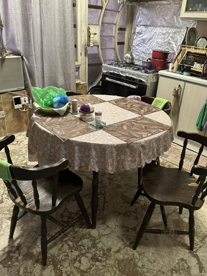 طاولة طعان مع ٦ كراسي تتكبر وتنفتح تصبح بيضوية الطاولة او تتصغر مثل هيك وتصبح دائرية 
سعر البيع 150 الف الطاولة و٦ كراسي
***********
