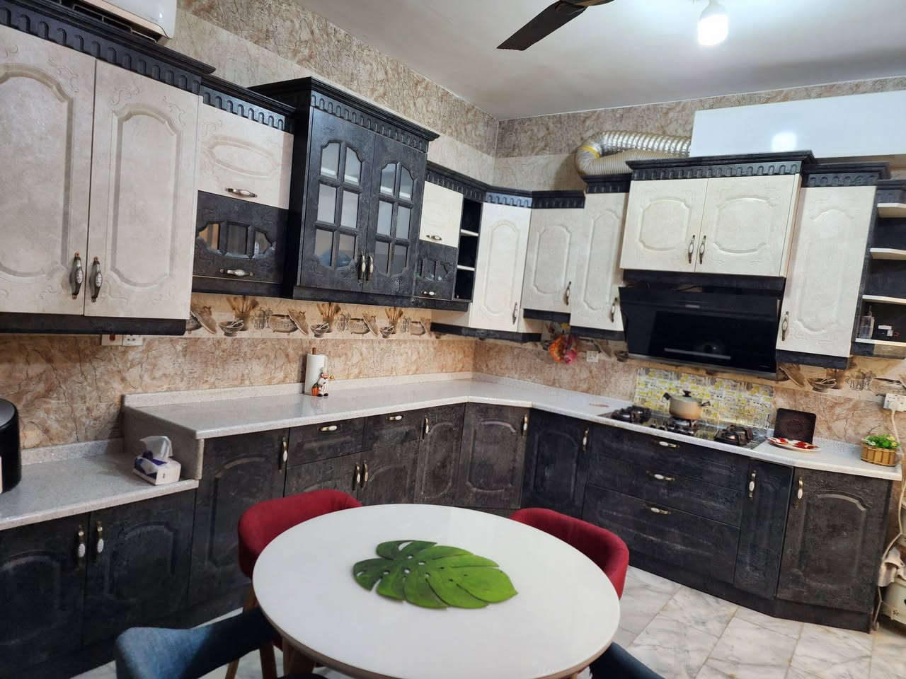 للبيع مطبخ تركي موديل كلاسك استعمال نظيف جدا ..الطول ٩ متر مقسم على ثلاثة اضلاع..كامل يحتوي على طباخ ومرشحة ومايكرو واوفن built-in
للاستفسار الاتصال على الرقم ***********
