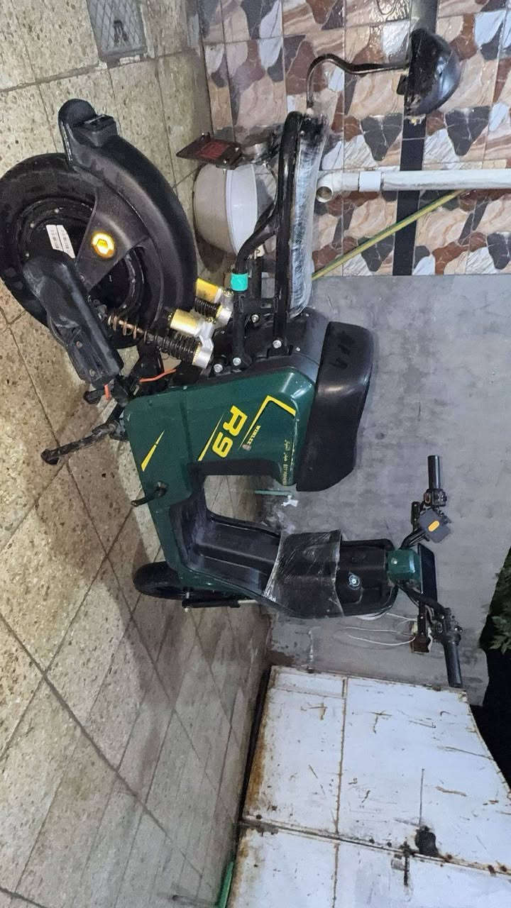 سلام عليكم دراجه R9 للبيع  نضيفه كلش فقط باترين 2 واكفات دراجه نضيفه سرعه 109 غراضهة موجوده سله/مرايات/كفات/سويج 2 /بصمه/كرت شاشه / السعر 400 بيه مجال بسيط مكاني الحسينيه مال راشديه رقم التلفون *********** أو مراسله خاص
