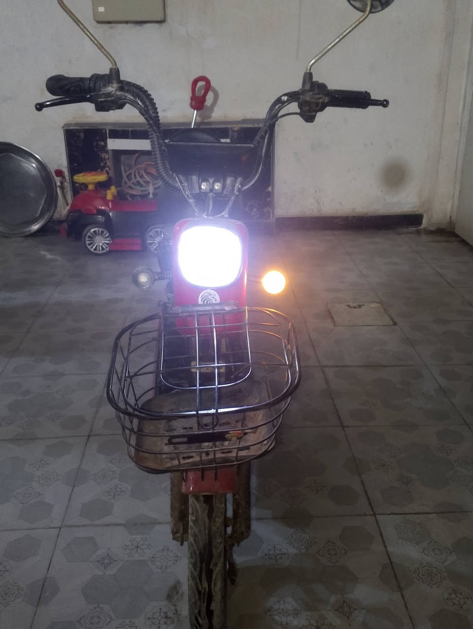 سلام عليكم دراجه شحن حجم 14 لايت عالي ناصي بطاريات ع فحص كهربايات كله شغالة اشارة يمنه يسرة اربع بطاريات 3سرعات السعر 180قفل عنوان فلوجه حي الشهداء ،،هذا رقمي ***********
