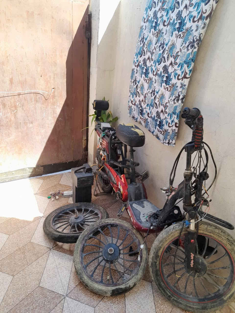 السلام عليكم عندي بايسك شحن لبيع مع  تايرات ثنين مع وبطاريات شغالات العنوان ديالى بعقوبه التحرير  هذآ  الرقم وتساب  ***********
