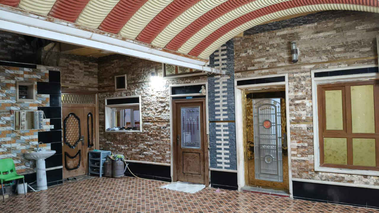 🏠 للبيع بيت سكني جاهز 🏠
📍 الموقع: [الحمزة الشرقي  / الحي الحسين قرب المتنزة]
📏 المساحة: [200 متر ]
🛋️ المواصفات:

عدد الغرف: [4+غرفة سويت مع الحمام]

عدد الحمامات: [4 حمامات]

صالة + مطبخ +إستقبال+كراج (حسب الموجود بالصور)
✅ البيت جاهز للسكن مباشرة
✅ البيت طابو رسمي

📞 للاستفسار والاتصال: [***********]
