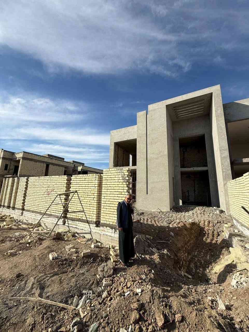 وحده سكنيه في مجمع البدور 🏡
المساحه ٣٠٠ متر ركن  
النوع/ بوليفارد 
استلام شهر السادس 
5 غرف نوم
 السعر ٥٨٨ مقدم وباقي ١١٢ مليون ممكن يتحول قرض عقاري للاستفسار اكثر مراسلة الصفحة او الاتصال على الرقم *********** او واتساب
