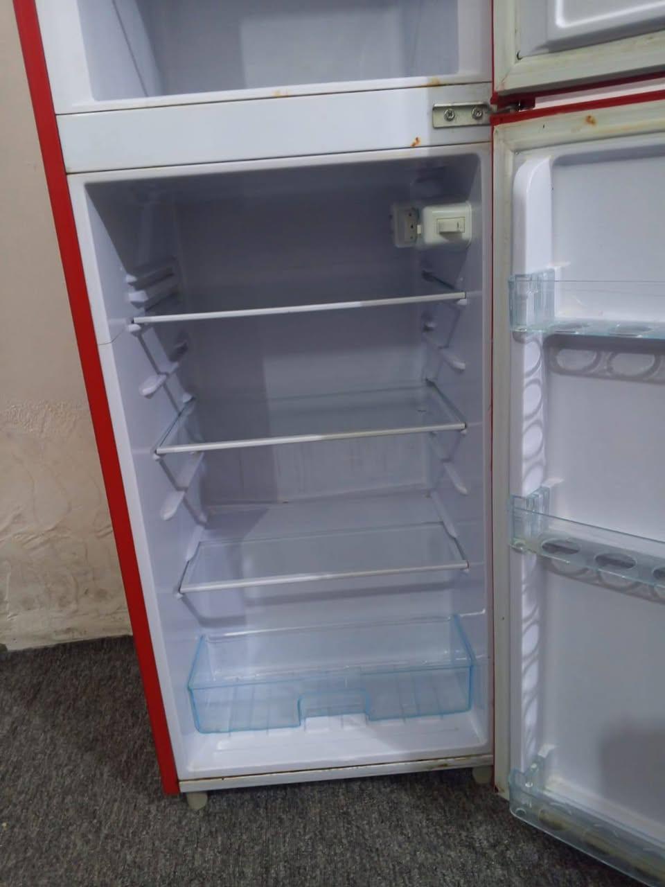 سلام عليكم  ثلاجه للبيع اخو الجديده
السعر 150وبيها مجال
متواجد واتساب وخاص
الرقم ***********
