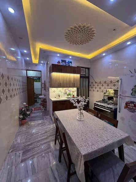 سلام عليكم بيت للبيع في الشعب خلف مطعم محمد الكردي مساحه 80واجهه 4نزال 20 تفاصيل البيت مدخلين طرمه استقبال حوالي مطبخ منور خدمات 3غرف نوم بناء البيت نقوشه تركي الارضيه مرمر بناء البيت دراجه اوله للاستفسار مكتب الشعب للعقاري بادره ابو ريحانه رقم الهاتف :***********
