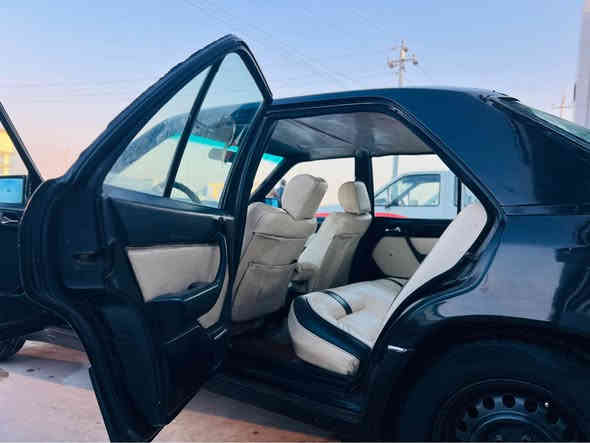 ئەم مارسیدسە جوانە بۆ فرۆشتن مۆدێلی ١٩٨٩سەیارەکی جوان و بێ مەسرفە گێڕو مەکینە بەتەی ٣٠٠٠ مەکینە و گێڕی بە شەرتی فیتەر چوار تایە و ویلی لۆکی لە سەرە نە زەربەی هەیە نە لێدران نە خیاسی هەیە نە هیچ بە شەرتی ئەوەلیات و حاسیبە تەحویلیش ئەکات 
نرخی ٣٠ گڵا و ماعمەلە 
ژ.م *********** كالار
