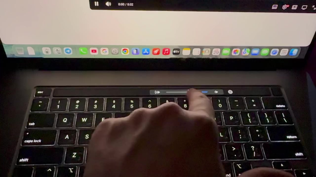 لابتوب Apple MacBook Pro 2019
900 الف دينار 
المواصفات :
حجم شاشة 16 inch
🔻معالج كور اي i9 الجيل التاسع
🔻رام 16 كيكا DDR4 
🔻هارد SSD-1TB 
🔻 كرت شاشة داخلي انتل 8 كيكا وخارجي 2 كيكا
🔻باتري اكثر من 3 ساعة 
- حالة اللابتوب مستعمل نظيف جدا 95% نظافة او اكثر 
- ⁠النظام 
- ⁠windows 11 pro 
- ⁠macOS 26.32
 
الملحقات :
- شاحنة وكيبل أبل 96w
- ⁠حقيبة
- ماوس متطور ناعم بلوتوث وايرليس يشغل ثلاث اجهزه بوقت واحد
- ⁠Promate ComandHub‑Pro محور USB‑C متعدد الوظائف 14 في 1 – مدخل طاقة 100 واط PD، منفذ HDMI بدقة 4K@60Hz، إيثرنت جيجابت، منفذا USB‑A/C بسرعة 5 جيجابت/ثانية، قارئا بطاقات 
SD+TF، 

مكاني النجف


**إذا كنت صاحب هذا الإعلان وتريد حذفه لأي سبب، رجاءا أرسل رسالة إلى الدعم الفني**