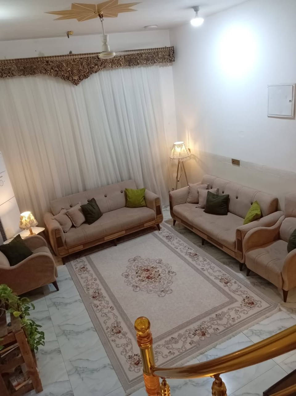 بيت للبيع 200 متر مربع طابق اول   في شارع الشيرازي.        بالاضافه إلى البناء كما موضح في الصور يحتوي البيت على محل واجهه 5 متر   ونزال 10 متر
  
للأستفسار ***********

