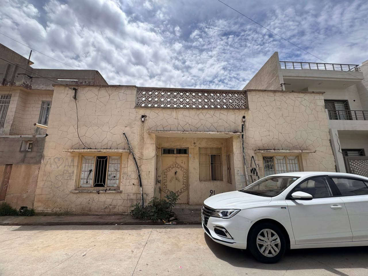 دار للبيع مساحتها ٢٩٢ متر واجهه ١٠ بيت قديم خلف عمارة السيد خلف الثاني خلف التجاري مقابيل وزارة الشباب طابو صرف  رقم موبايل ***********
سعر ٣١٠ وبي مجال بيت تفليش قديم
