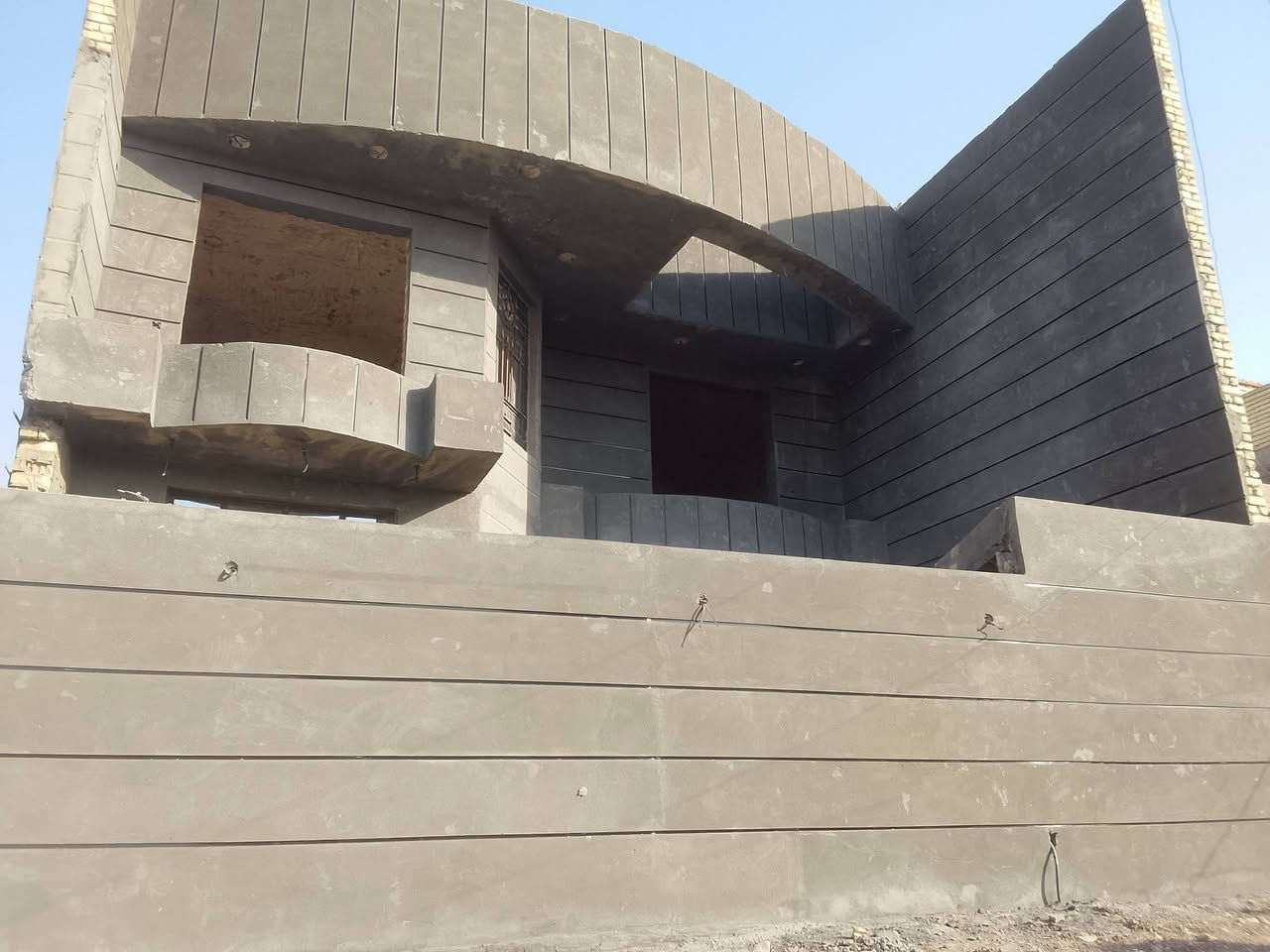 نيوجد بيت مساحه 150طابقين متكون من 4قرف نوم واجه 10نزال15ركن المكان ابو منيصر ضباط الثانيه السعر 105وبيه مجال
***********
