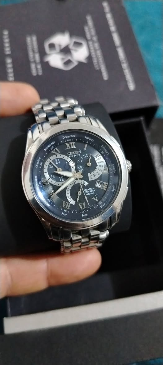 ستزن، ياباني ايكو درايف شحن ضوئي، سناتر كله شغاله وتاريخ يومي مع علبه وملحقات تناسب اليد الناعمه والمتوسطه والخشنة، نقص في حبات السير،مينة مميزة تنطي عدة الوان، السعر 200 $، يوجد توصيل ***********
