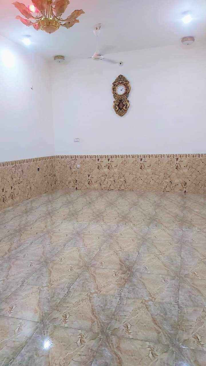 دار للبيع 
الموقع حاوي العباس شارع الامام على شارع التبليط السايدين  ارصفه ومستوصف بابك مركز شرطه مقابل بيت قاسم جعفر الحامي ال شمال  ما مجاري وكهرباء البيت مساحته ٣٥٥ الواجه ١٣ ونص ونزال ٢٧ بناء طابوق شنين الصب البغدادي نوع الشيش اوكراني بناء البيت ٢ غرف الوحده ٥ ونص في ٤ صافي صاله ١٠ في ٤ صافي درج فر حمام ومغسله داخليات مطبخ ٣ونص في ٥ صافي هول ٦ في ٤ صافي ستقبال ٨ في ٤ صافي كلدور مدخل ابواب وشبابيك حديد وخشب شرط تفصال وانه ابو مصلحه مفصلهن بيدي منور خلف الدرج ٤ متر وترك من الصاله ويفتر على الغرف ١٨متر في ١٦٠ العرض البيت مخلي بي ساحه ١٣٠ متر مربع الان بيه محل ٥ في ٧ موقع تجاري المحل وارده خير من الله كافترياالبيت بي معامله مال طابو كامله مكمله والان مسجل بالتطويب  وعدي رقم ومعامله حته من بلديات الناصريه للستفاسار ***********
***********
