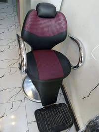 كرسي حلاقة استعمال قليل كامل عنوان بغداد مدينه الصدر واتساب 0773162582...