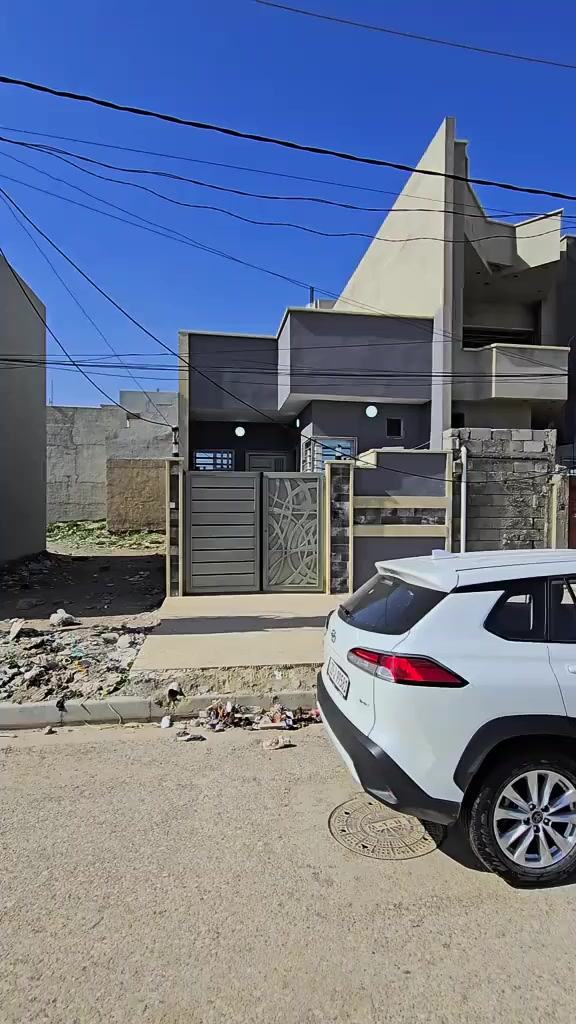 للبيع بيت 100م طابق واحد واجهة 5م العمق 20م الموصل أيسر حي السماح السياسين مقابل المدرسة الكويتيه السابعة ع شارع ١٥م اتجاه شروق بناء حديث زيرو تسليم فوري بسم الشرعي مباشر سند ملك صرف طابو الزهور سكني 
السعر 85 مليون وبي مجال 
مجهز بنظام دكتات وجبس بورد 
يتكون الدار من كراج ومطبخ واستقبال وهول وصحيات وغرفة نوم وبيتونه موقع ممتاز مقابل البيت حديقة رصيف 5 أمتار
مكتب بركة الضياء للعقارات 
***********
***********
الموصل أيسر حي السماح
