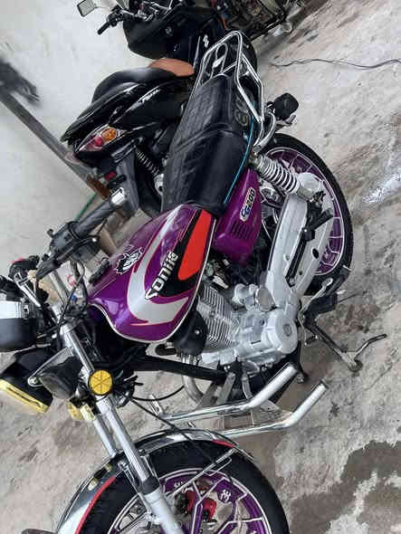 سلام عليكم
سيفان للبيع 
موديل 2024
مفتوحه من الكور وفوك 
كهربياته كله شغله بس الدشبول طفي 
وبس متواجد عل الرقم 
***********
