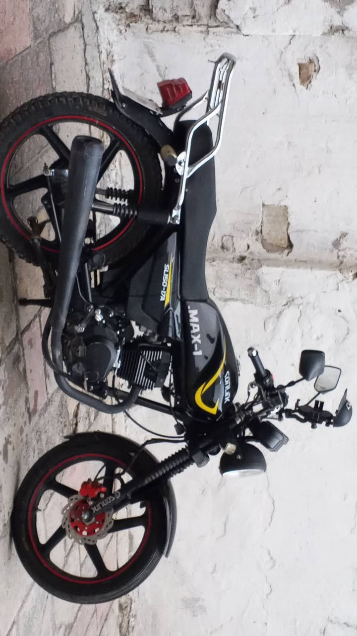 دراجه سونلينك موديل 2025 للبيع هذه دراجة نارية من طراز Sonlink Max-1 SL150-17A. 
الشركة المصنعة: شركة جيانغمن سونلينك (Jiangmen Sonlink Motorcycle Co., Ltd)، وهي شركة صينية. 
الطراز: Max-1 SL150-17A.
سعة المحرك: متوفرة بسعات مختلفة، بما في ذلك 125 سي سي و150 سي سي. 
اللون: سوداء مع خطوط صفراء وحمراء على الإطارات.
الميزات: تتميز بتصميم عملي ومناسب للتوصيل، كما يظهر من الصندوق الخلفي المركب عليها
للاستفسار مراسله *********** 
العنوان بغداد 
كروب بيع وشراء الدراجات بريز في بغداد 
معرض دراجات الغيبي 
دراجات بيع و شراء -بطح فقط
