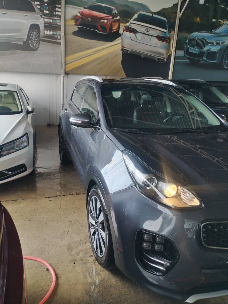 كيا سبورتاج خليجي محرك 2000 موديل ١٧ فول مواصفات بصمة بانوراما وجلد تحكمات استيرن باسمي ماشية 108797كم كشن كهربائي وهيتر ٣ أنظمة قيادة حساس امامي وخلفي وكامرة بي جاملغ الأمامي الأيمن صبغ بدون دواخل  *********** كركوك, العراق
