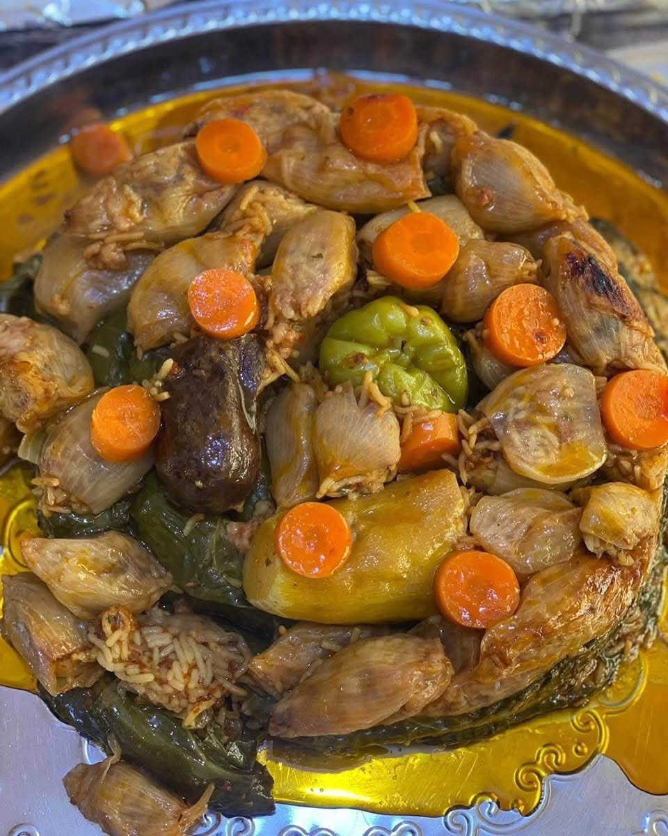 "المنظر يحجي وحده.. بس الطعم؟ يأخذكم لغير عالم! 🤤
لأن الدولمة مو مجرد أكلة، الدولمة بغدادية، حامضة، لذيذة، واللّچعة مالتها تسوى الدنيا! 😉🔥
في سُفرة عامرة، نلفها الكم بحب ونفس عراقي أصيل، من الجدر لجمعة العائلة، إلى أكبر صواني العزايم والمناسبات اللي ترفع الراس.🍇 و ورق العنب الذايب والدولمة المشكلة تذوب بالحلگ وكلها حامض ولذيذة
🛵 متوفر التوصيل لكافة مناطق بغداد.

📥 للحجز والاستفسار، راسلونا على خاص الصفحة أو واتساب 📲 
 أو الاتصال عالرقم ***********

وجدركم يوصلكم حار ونار
#سفرة_عامرة #دولمة_عراقية #ورق_عنب #طبخ_بيت #اكل_عراقي #بغداد #دولمة_لاچعة"@
