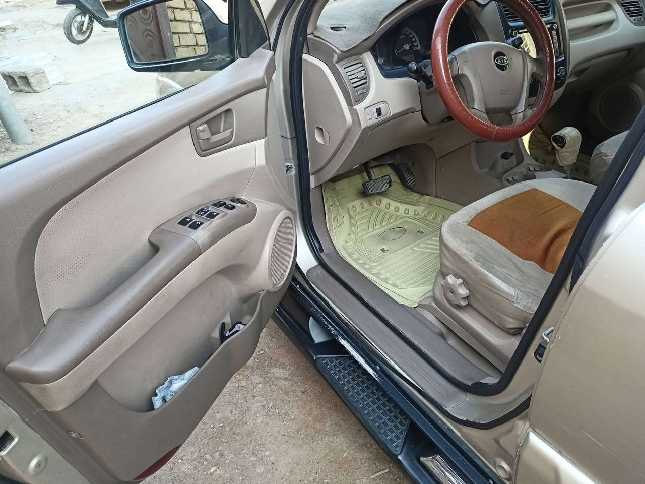 سبورتج ٢٠٠٩ خليجي محرك ٢٠٠٠ دوش لون ذهبي رقم بغداد الماني دواخلها بيجي  السيارة بيها  جراد  (( تبريد تدفئة سنتر شغال شاشة وكامرة خلفية   لايت زنون شمسي  بوجكترات شغالة)) كير محرك كفالة  بدون نواقص باسمي تحويل ثاني يوم بيها باب السائق مصبوغة بسبب طعجة مع التكمة الفوق باب السائق والتكمة المقابيلها النازلة من القمارة البنيد فصار بيهن معجون قليل فقط وصبغ  @@ وتم رش صفحة السائق بالكامل مع البنيد ((بدون حادث نؤكد بدون حادث ))كما موضح بالسونار مكانها مركز مدينة الكوت السعر ١٠٥$ وبيها مجال بسيط للاستفسار
***********
