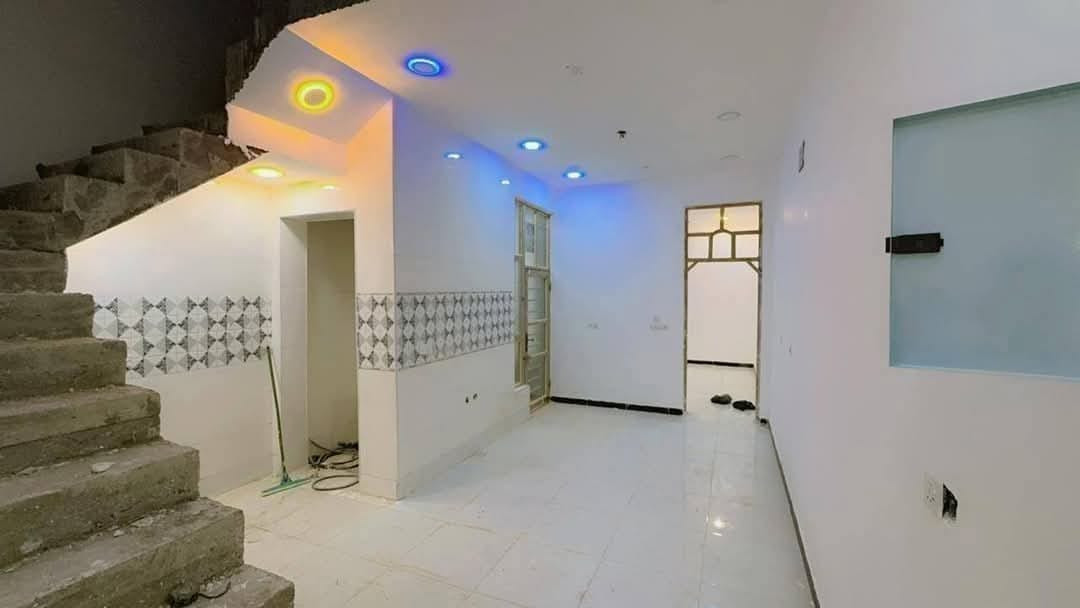 مشتمل للبيع او ايجار السفحه الثانيه بل٨٠٠٠
مساحه١٠٠م نزال ٢٠ وجه ٥ بيتونه سندويج
طابق واحد.بناء حديث غير مسكون
***********
