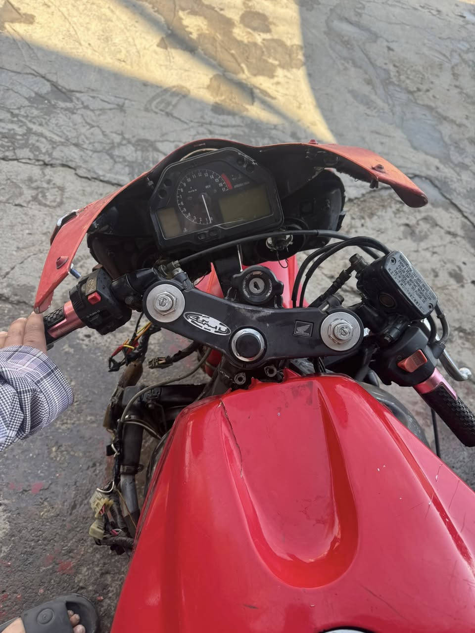 سلام عليكم RR600
دراجه مشيها يخبل دشبول بكلايت شغال 

نصبته تخبل بل شارع

نكره شوكت ما تريدها دهن جديد تايرات جدد

مكينه مفتوحه وبيها جواكيج فقط

بيها منفيس كفرات صفاح موجوده 

السعر13 وبيها مجال

مكان:الحسينيه

رقم: ***********
