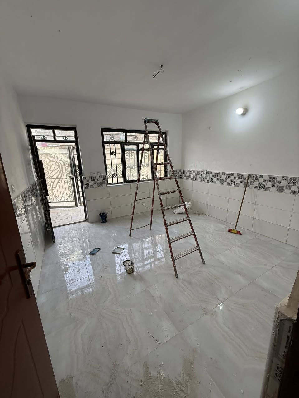 للبيع 80م طابق ونص بناء حديث زيرو 
غرفتين وصالة ومطبخ وخدمات السعر 145 
للاستفسار الاتصال ***********
