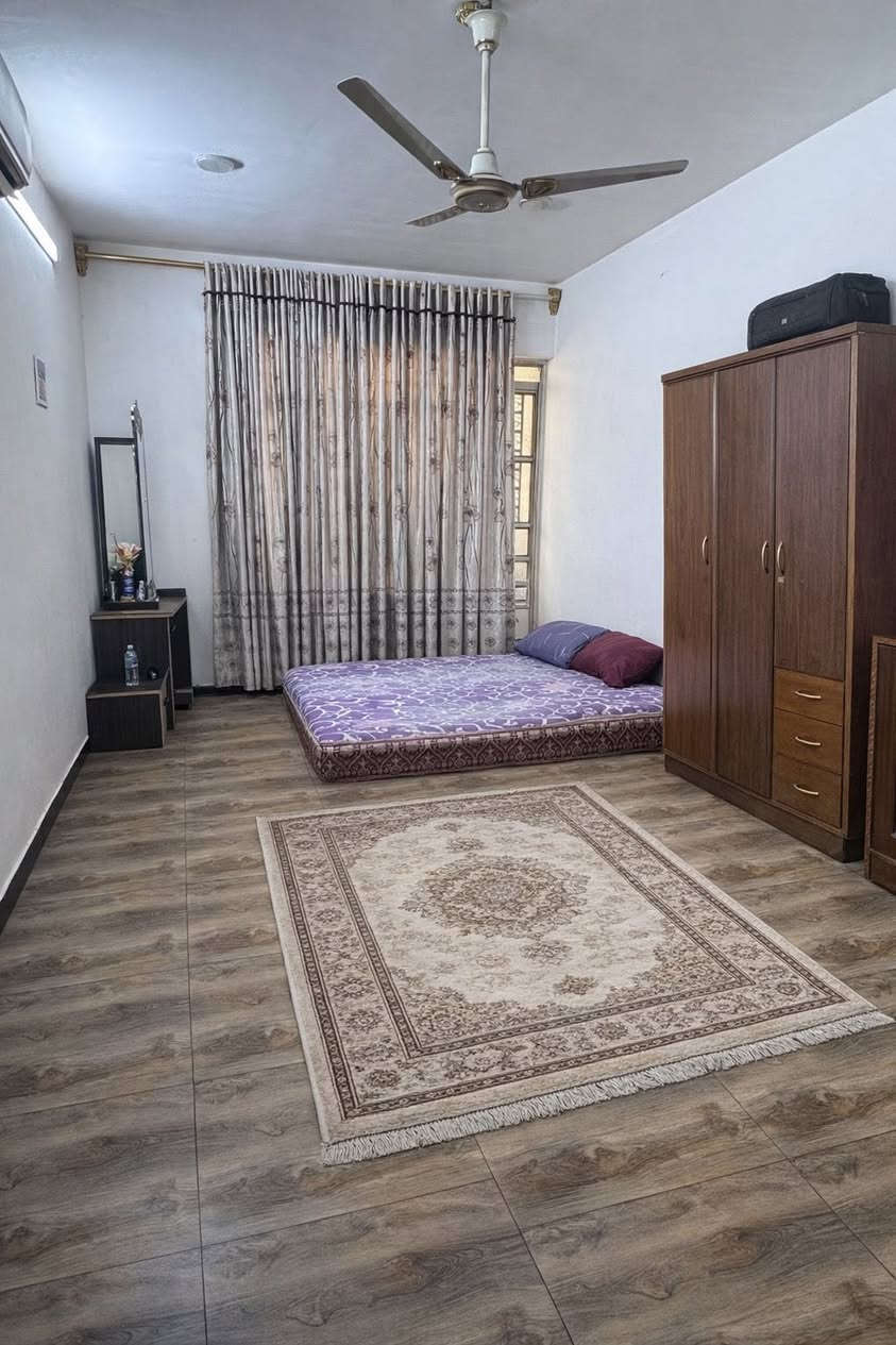 السلام عليكم 
بيت في البلديات UN 
المساحة 150 متر الواجهة 7.5 النزال 20
يتكون من اربع غرف نوم + صالة + استقبال + حمامات عدد 2 + منور + ترك + مطبخ 
السعر400 مليون
للاستفسار الاتصال ***********
