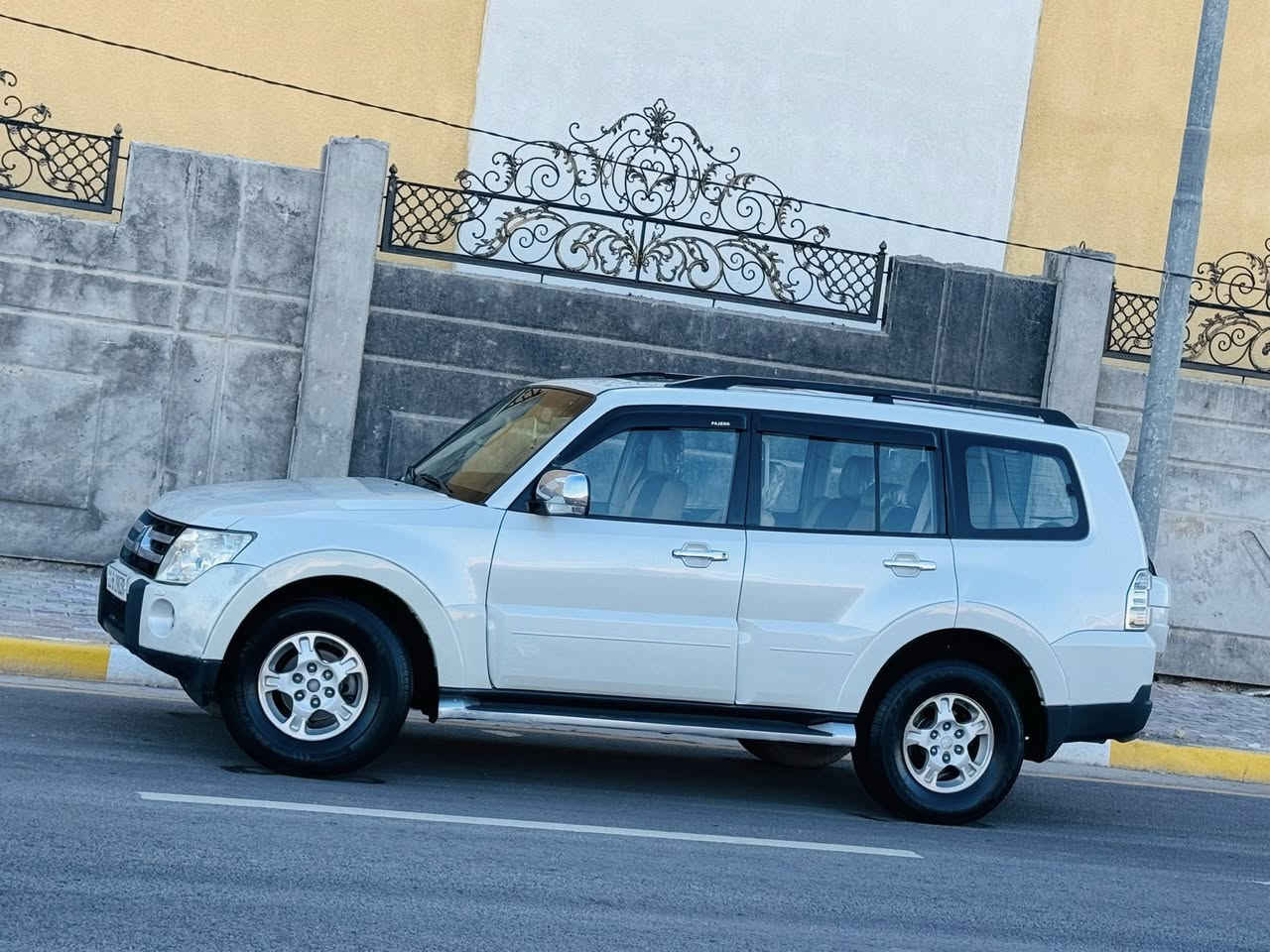 باجيرو موديل 2008 وارد خليجي سياره مكفوله من الضربه وتبديل وصبق كفاله عامه سعره 119وبيه مجال رقم هاتف ***********موصفات سياره فول مواصفات واحد على واحد فتحه شاشه كامره خفيه حساسات خلفية ماميه سياره حبتور كشنات جلد كشنات كهربائي تبريد ٣قطع محرك 6سندر محرك وكير كفاله حداديه تخم  تاير جديدات مكان سياره كربلاء
