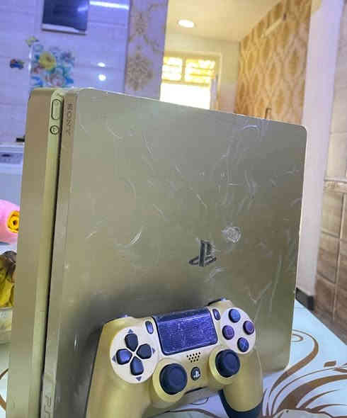 السلام عليكم 
 اونلاين ps4 slim باندل 
الاصدار الذهبي من النوادر 
لوك ستيكر مكفول صاير خدوش بسيطة بالجهاز من الاستخدام وغلفته من فوك جهاز مرتب وممتاز تجي وياه ملحقاته واليدة مالته + حساب عربي اماراتي بي مكتبة العام ضخمة جداً 92 لعبة ومتنزل بالجهاز حوالي 15 لعبة هذني الالعاب مملوكات مو اشتراك يعني تبقى وياك مدى الحياة وضمان على الحساب كذلك مدى الحياة وتستلم كافة معلوماته 
سعر الجهاز 215 وبي مجال 
مكاني السيدية حي الشباب 
رقم تلفوني ***********
