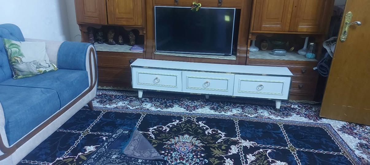 من رخصت الادمن للبيع تخم ١٠ مقاعد نظيف اسفنج ضغط عالي ب٣٠٠ مع المجال وميز تلفزيون نظيف جدا ب٧٥ مكاني شعب للاستفسار ***********
