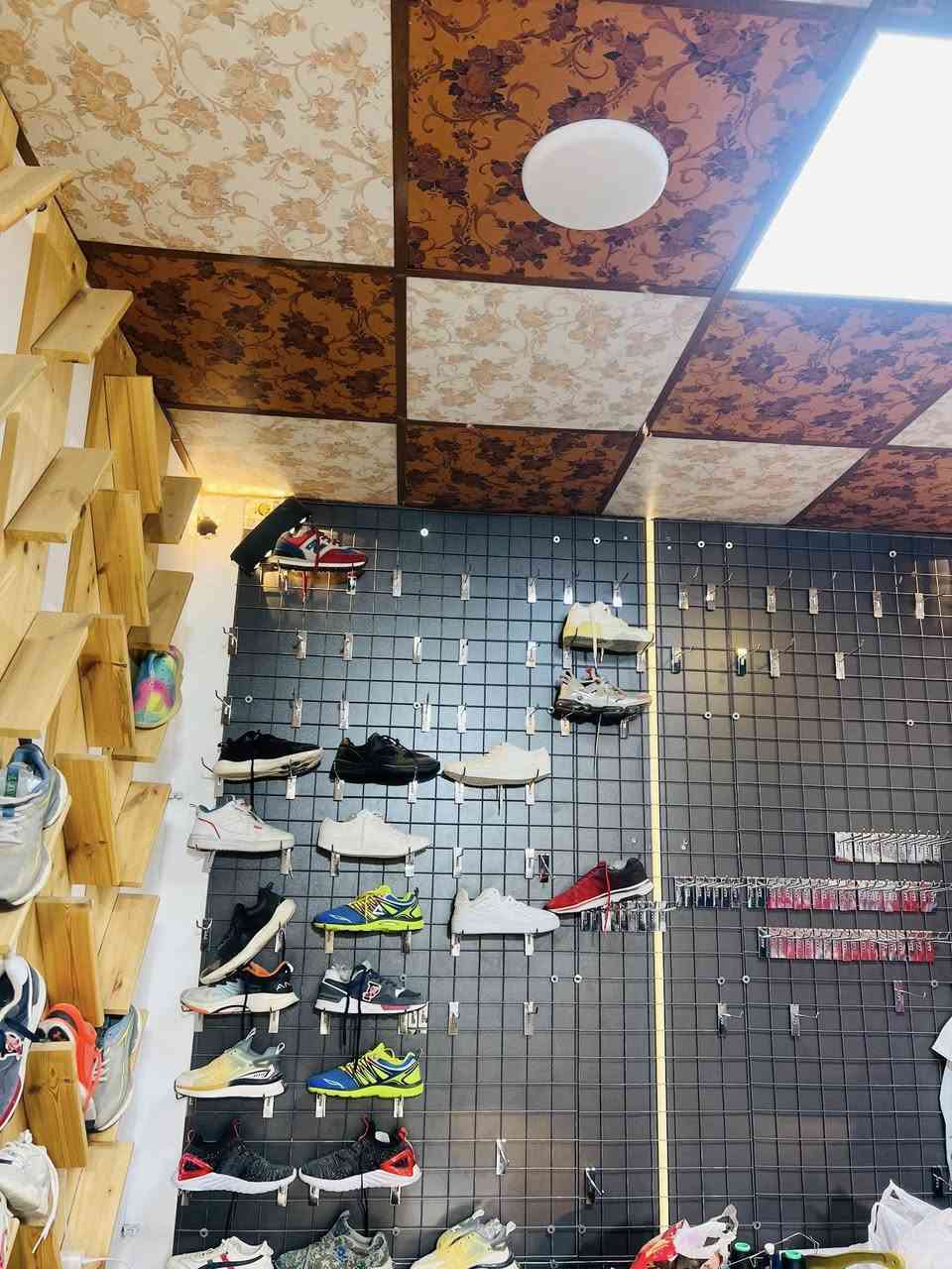 السلام عليكم تتوفر هذه الرفوف للبيع الي يريدها
يراسلني واتساب او يتصل على هذا الرقم  ***********
