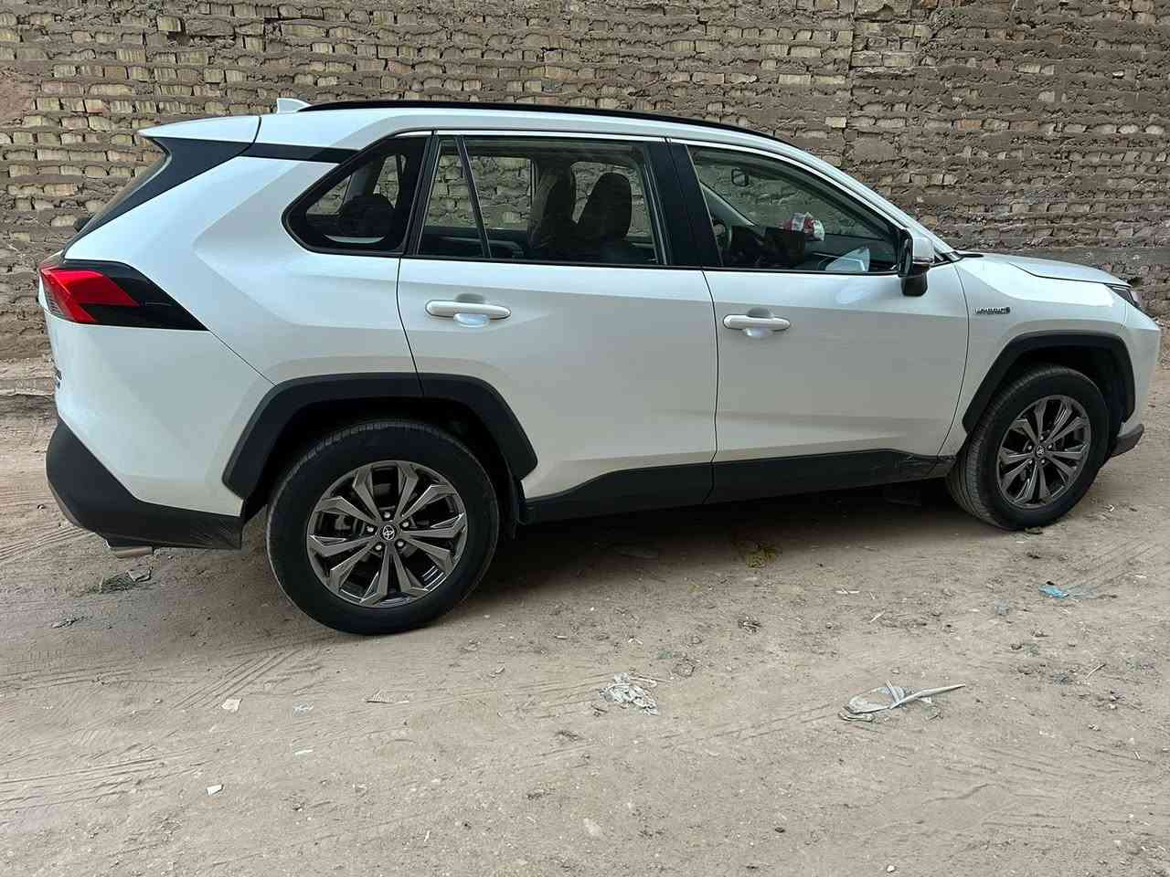 تويوتا RAV4 هايبرد 2024
⚙️ حجم المحرك 4CYLINDER 2.5L 
⚙️ مرتبط بناقل حركة أوتوماتيك
🔑 مفتاح التشغيل بصمة 
🚘 بانوراما
‼️ اريل نفكيتر 
📍حساسات أمامية 
📍حساسات خلفية 
🚘 رادار
💡لايت زينون + LED 
🔦 كشافات 
🔦️ بك لايت LED 
🛞 حجم الاطار 225/60R18
🛞 ويل كب 18
🛞 4 دسك
🛞 حساسات ضغط الاطارات 
✨️ اشارة في المرايا الجانبية 
✨️ المرايا قابلة للطي كهرباء
🌧 ماسحة خلفية 
🎈عدد AIR BAG 9 
🚗 هاند بريك كهرباء 
🚗 ا ABS 
🚘 دشبول شاشة  
🖥 شاشة Apple Car play 
📷 كاميرا 
🚘 4 كاميرات
🛣 مثبت السرعة
💺تتسع المقصورة ل 5 ركاب
💺المقاعد جلد
🚘 تدفئة المقاعد الأمامية 
👶 مثبت مقعد الطفل ISOFIX
❄️ تبريد شاشة مناخين منفصلين 
❄️ قطعتين تبريد  
👑 فتحة سقف
ماشية ١٥ الف كيلو متر
السعر ٣٩ مليون


**إذا كنت صاحب هذا الإعلان وتريد حذفه لأي سبب، رجاءا أرسل رسالة إلى الدعم الفني**