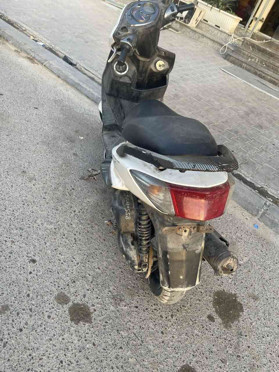 سلام عليكم سكنز فحل كابريتر 
كهربائيات كلها شغاله 
نقصها بجم وترايش مكينه مفتوحه 
وبيها جبنه مالدهن تحتاج تبديل 
سعرها 350 
مكان بلديات 
***********
