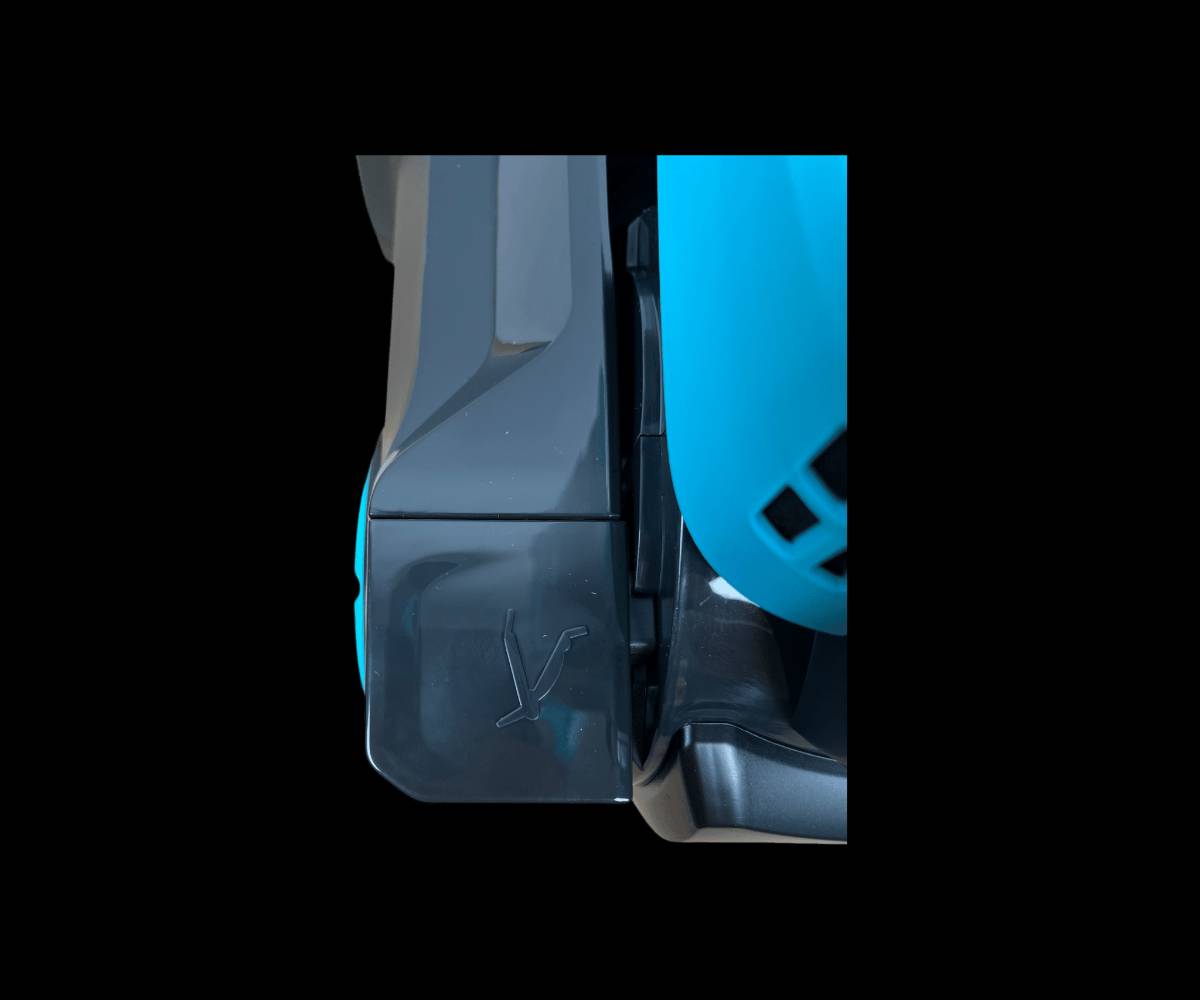 مكنسة تنظيف السجاد بالبخار ماركة إمبليوم

الاستخدامات

تنظيف السجاد والموكيت بعمق وإزالة الأوساخ العالقة.

إزالة البقع الصعبة وآثار السوائل من الأرضيات القماشية.

تنظيف الكنب والمفروشات القماشية.

تعقيم الأرضيات باستخدام قوة البخار والماء الساخن.

مناسبة للاستخدام المنزلي اليومي.

المميزات

تعمل بتقنية التنظيف بالبخار لإزالة الأوساخ والبقع بفعالية عالية.

نظام رش ماء وبخار مع شفط فوري للأوساخ.

خزان ماء شفاف لسهولة مراقبة مستوى الماء.

فرشاة سفلية قوية لتنظيف عميق للسجاد.

عجلات خلفية لسهولة الحركة والتنقل.

مقبض مريح للتحكم أثناء الاستخدام.

طول السلك 5 متر لحرية حركة أكبر.

تصميم عمودي موفر للمساحة.

مناسبة للسجاد، الموكيت، والكنب القماشي.

محتويات الصندوق

مكنسة تنظيف السجاد بالبخار ماركة إمبليوم

خزان ماء مدمج

دليل الاستخدام

الملاحظات

يُنصح باستخدام ماء نظيف فقط داخل الخزان.

لا تُستخدم على الأسطح الحساسة غير المخصصة للبخار.

يُفضل تفريغ وتنظيف الخزان بعد كل استخدام.

قياس الكارتون: الطول: 31 سم  العرض: 36 سم  الارتفاع:96 سم