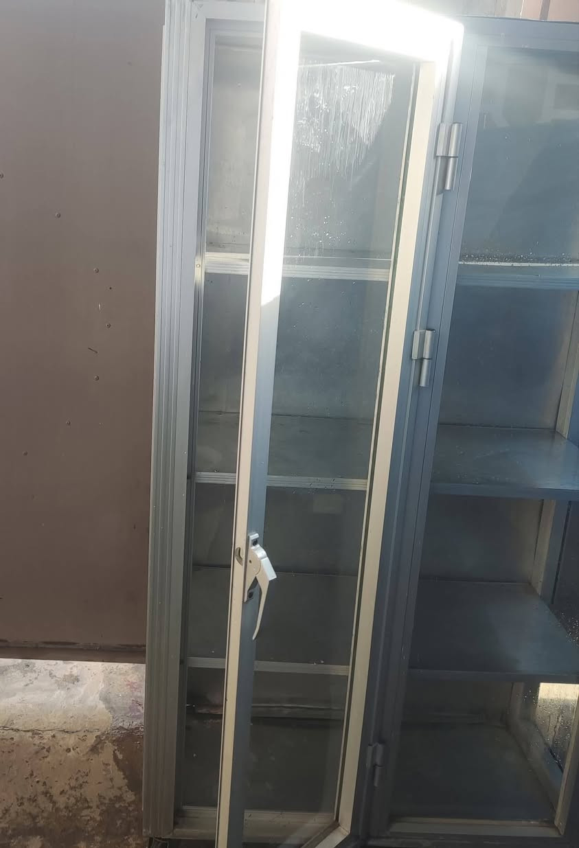 للبيع جامخانة المنيوم
العرض متر والارتفاع متر و80 
قاعدة 4 عجلات 
مكاني موصل ايسر 
للاتصال على الرقم ***********
