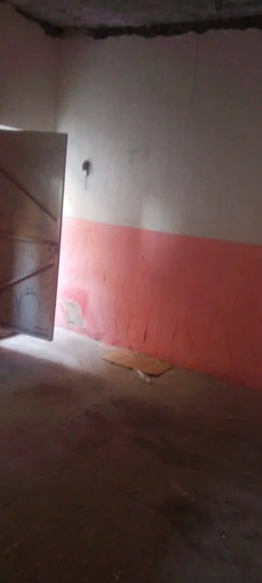 البيت اليجار  سعر اليجار 300 يحتوي علا غرفه وصله ومطبخ والصحيات مكان زبير محله شمال علا شارع للستفسار تصال ‏‪***********‬‏
