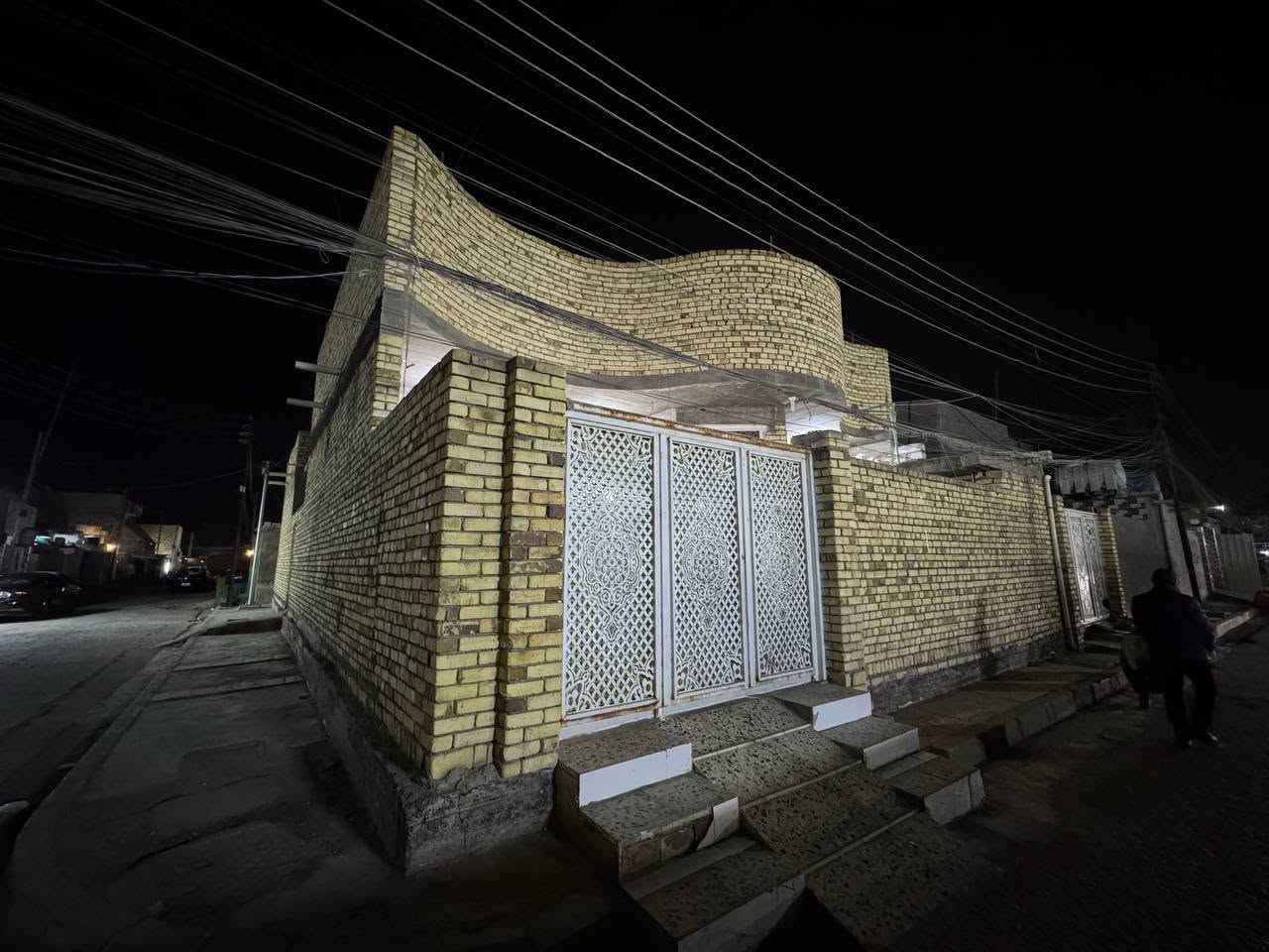 دار للبيع – ركن | بناء حديث (صب كونكريت)
📍 الموقع: المجر الكبير – شارع أبو يحيى الفرطوسي
📐 المساحة: 200 متر مربع
🔹 تفاصيل الدار:
استقبال: 4×6 م
صالة كبيرة: 4×8 م
مطبخان:
مطبخ حار: 1.5×4 م
مطبخ بارد: 4×4 م
عدد الغرف: 2
الغرفة الأولى: 4×5.75 م
الغرفة الثانية: 5×5 م
صحيات عدد 2 (داخلي وخارجي)
الطابق الثاني: صالة بنفس مساحة الصالة الأرضية
📞 للاستفسار الاتصال على الأرقام التالية (لا يوجد واتساب):
***********
***********
