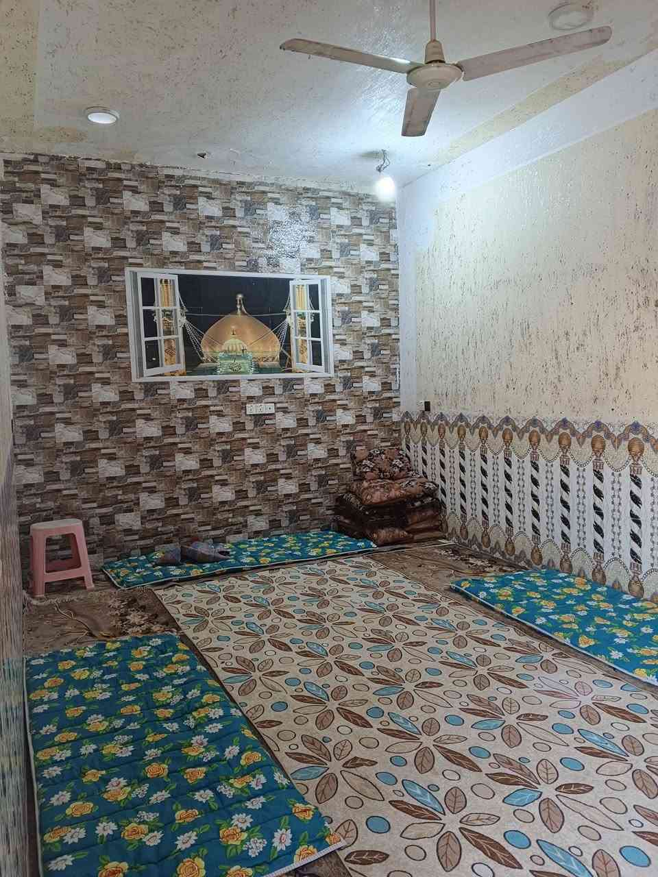 بيت للبيع بحي السجاد المعاره بشارع حسين ابول دهن مساحة 180طابقين السعر 50 وبي مجال بسيط يبعد عن الشارع 200 متر***********
