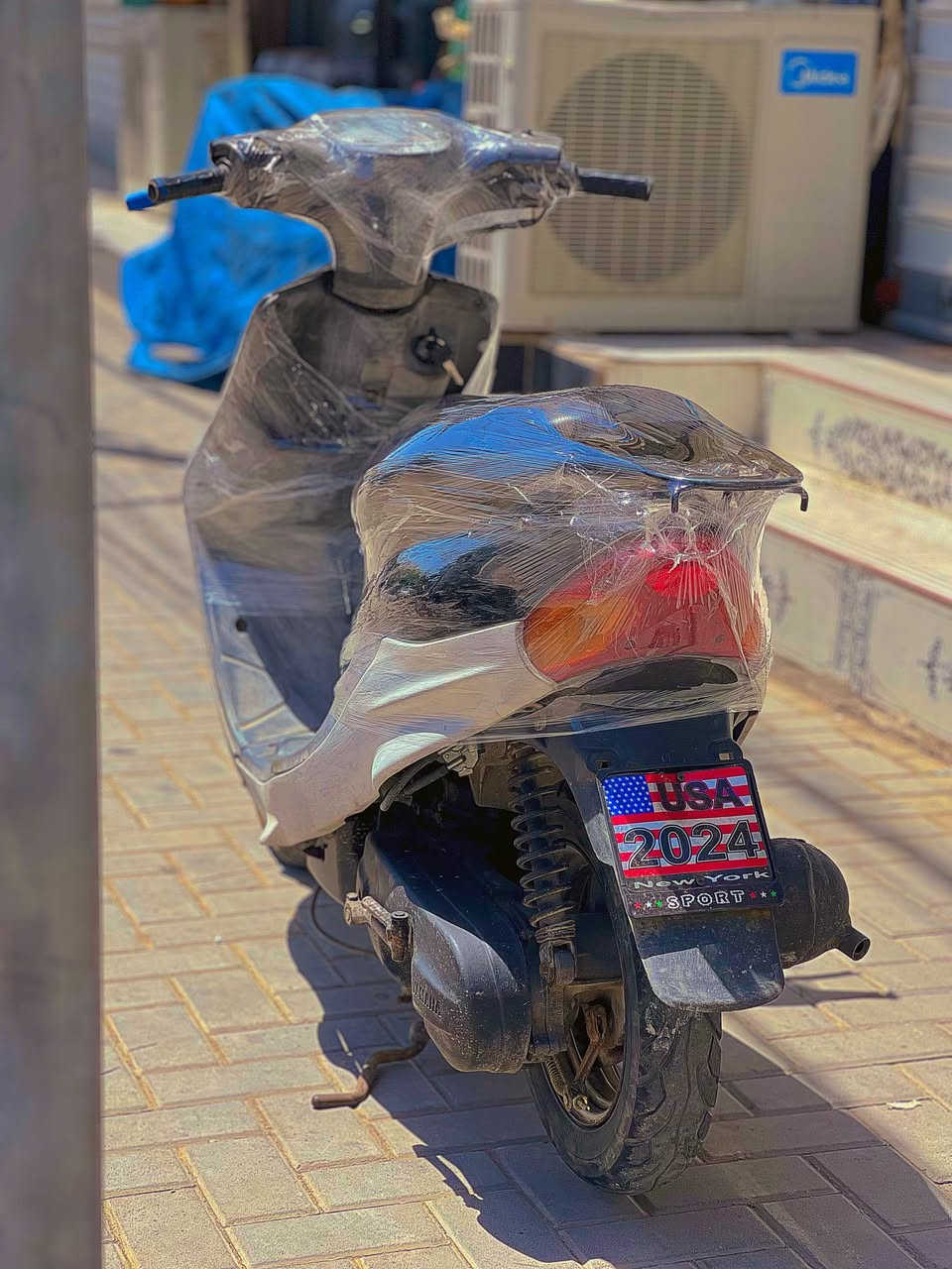 دراجة ياماها تسع زروف
‏
‏الدراجة نضيفة وجديدة بجيس، استخدام كلش قليل، مال وكيل وما صارلهة هواي طالعة.
‏المكينة ما مفتوحة، والكابريتة بلاد، كلشي بيهة بلاد وعلى هيئة الوكالة.
‏المكينة صوتهة كلش ناعم 
‏
‏الكهربائيات كلهة شغالة:
‏سلف – أشاير – لايتات
‏بريك ورة وبريك كدام كلهن شغالين تمام.
‏
‏
‏الدراجة دواخلهة بيضة ملح
‏الدراجة ما تحتاج شي وجاهزة.
‏
‏السعر 325 نهايتهة، ما بيهة أي مجال رجائن

‏اقرة الوصف زين، إذا عجبتك الدراجة وعجبك السعر تتصل علي وكل الهلا بيك.
‏
‏ المكان: البصرة الجزائر
‏ ***********
