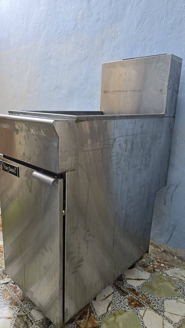 قلاية بطاطس وستربس  شركة (Commercial Deep Fryer).
الحالة: مستعملة بحالة ممتازة وجاهزة للمعاينة 
* المشعل يعمل لا كن المدافع  لا تصلها غاز  مشكلة صيانة بصيطة

السعر 350

المكــــــــــــــــان: بابل

للتواصل ***********
