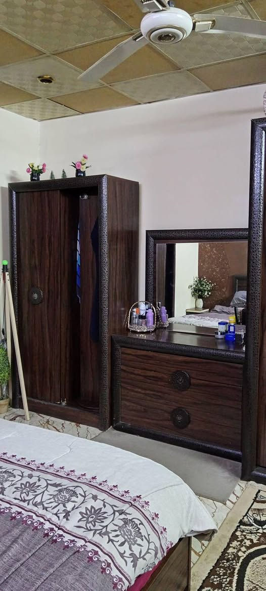 غرفة نوم للبيع خمس قطع شرط النظافه مع الدوشك  من جوه حديد مو چك السعر ٤٠٠ الف وبيها مجال مكان عرفه رقم الهاتف 
***********
