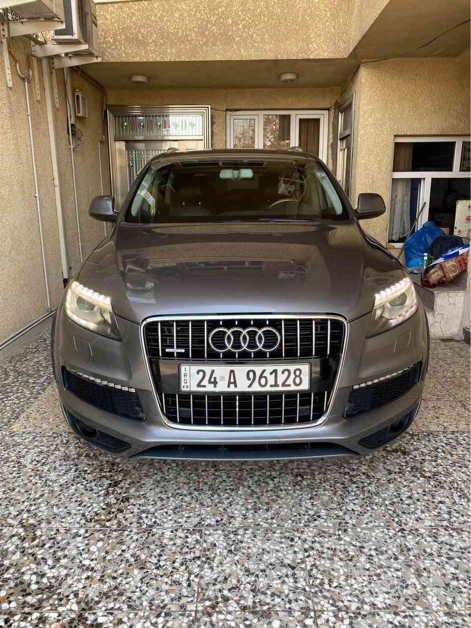 سيارة اودي Audi Q7 موديل ٢٠١٢ خليجي مواصفات السيارة طلب خاص فول فول سقف كنتارا بلادي داخل جلد اسود بلادي كشنات الامامية تدفئة وتبريد وخزن وضعيات ستيرن خزن وكهرباء وصاج بلادي قبضة كير صاج بلادي انارة مخفية بالابواب بردات بلادية بانوراما مع سلايد خلفي لمقاعد الصف الثالث ٧ راكب تبريد منفصل حتى لمقاعد الصف الثالث بلوتوث مع دي في دي منفصل بلادي مع رامات عدد ٢ مع هارد خزن بلادي مع سي دي جنجر عدد ٦ اقراص نفكيشن نضام ماوس وجي بي اس تشغيل نظامين بصمة او سويج ٥ وضعيات قيادة سستم صوت Bose مع دمام بالصندوق بلادي 
السيارة نظام جكات تصعد وتنزل حتى بالسرعات العالية تنزل من وحدها وحتى بالصندوق دكمة تصعدها وتنزل لسهولة حمل الامتعة 
دخول ذكي مع بصمة ابواب عدد ٤ انارة ترحب خارجية حتى بالمري الجانبية 
المري الجانبية خزن وهيتر وقلب عند الرجوع للخلف مع شفط قلاب 
كامرة خلفية بلادي حساس مطر الماسحات الامامية تفاعلية مع السرعات مع ماسحة خلفية لايت زينون بلادي مع ليد نهاري بك لايت ليد مع لايت متحرك مع الستيرن 
محرك وكير وحجر بيئة بلادي ما مفتوح 
محرك ٦ سلندر مع سوبر جارج قوة حصانية ٣٣٥ كير ٨ نمر شفتات كير بالستيرن السيارة كلها على البلاد غراضها كلها بلادية حتى العدة والسبير وستارة الصندوق 
بيها ربع الباب الخلفي صبغ عكس السائق 
ماشية ٢٠٠ الف كيلو متر حقيقي
السعر : ١٧ الف
موبايل : *********** بغداد, العراق
