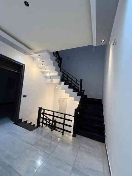 #للأيجار____في____السيدية

دار مساحه 150 متر على شارع 15

زيرو يحتوي على غرفتين نوم وصاله ومطبخ وخدمات 

بدل الايجار مليون ونص وقابل للتفاوض 

للأستفسار ***********
