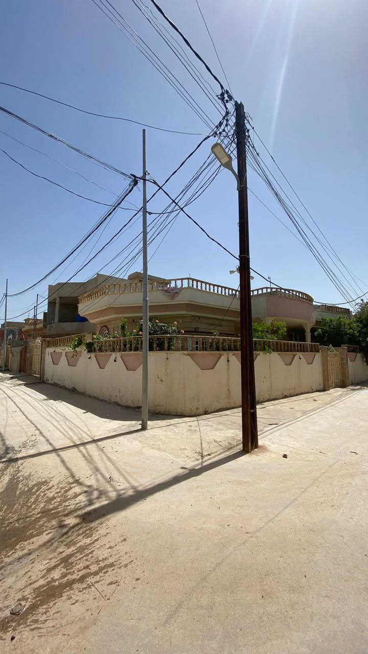 في بعويزه يبعد عن الشارع العام 30متر فرع صبه  دار للبيع مساحه 300متر ركن طابق واحد كارت بلديه يتكون من غرفتين نوم وهول واستقبال ومطبخ وصحيات مع مناور وحديقه السعر المطلوب 125وبي مجال ابيت نظيف ومرتب للتفاصيل اكثر  التواصل على الخاص او على رقم الهاتف ***********  ارفع المنشور بكلمه طيبه
